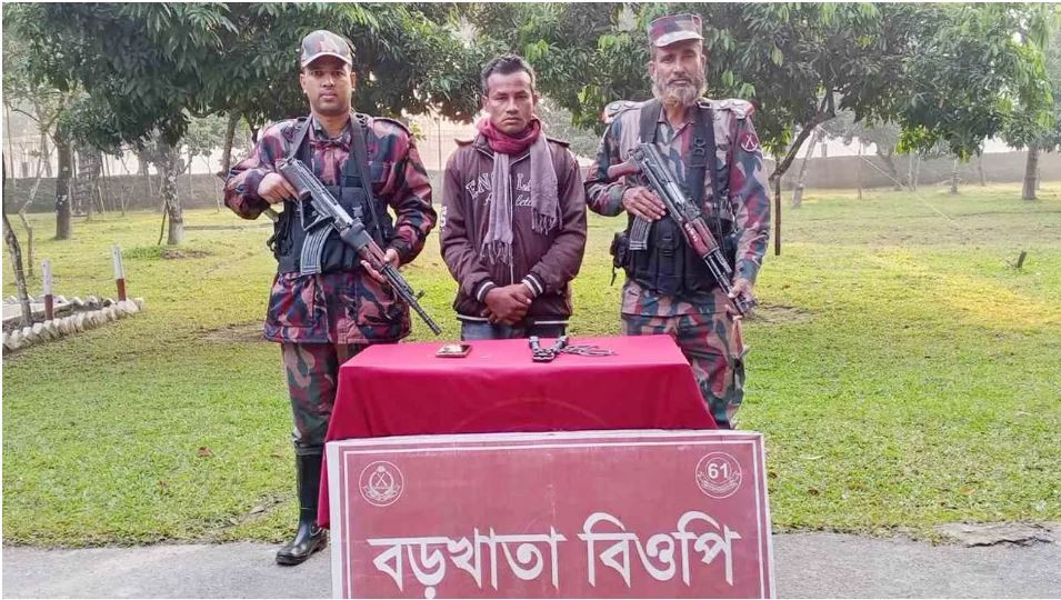 বিজিবির হাতে চোরাকারবারিকে আটক